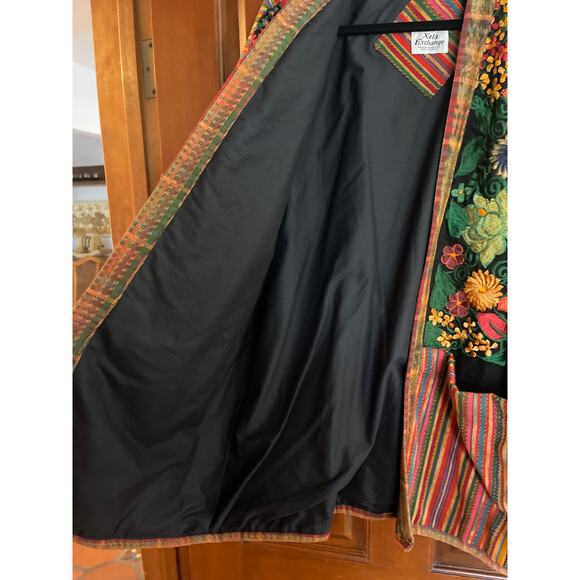 GUATEMALAN TEXTILE & VELVET
EMBROIDERED FLORAL OPEN JACKET - Picture 3 of 7